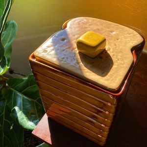 VINTAGE CERAMIC BREAD AND BUTTER BREAD CANISTER / TUPPLEWARE